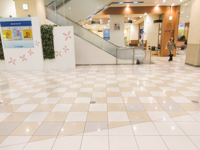 アリオ北砂 Prイベントや展示場所として利用が可能な1fエスカレーター前のイベントスペース 1f下りエスカレーター