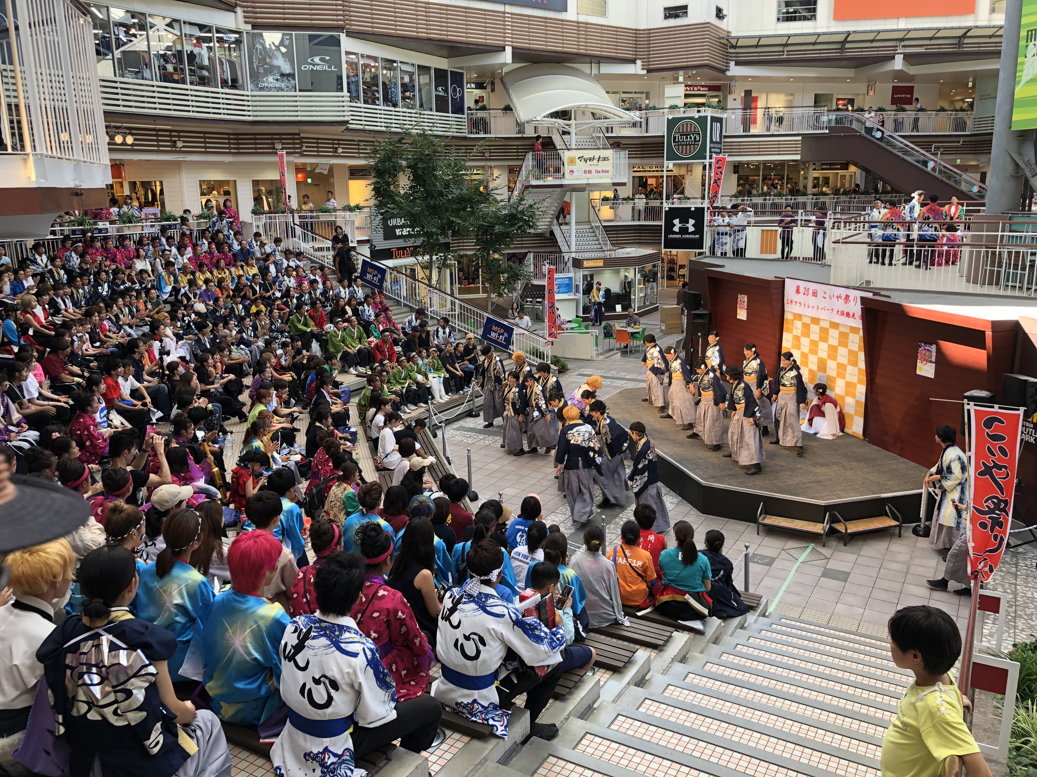 三井アウトレットパーク大阪鶴見 イベント利用が可能な中央広場のイベントスペース ステージ